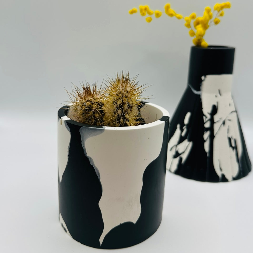 Pot - Graffiti - Black & White