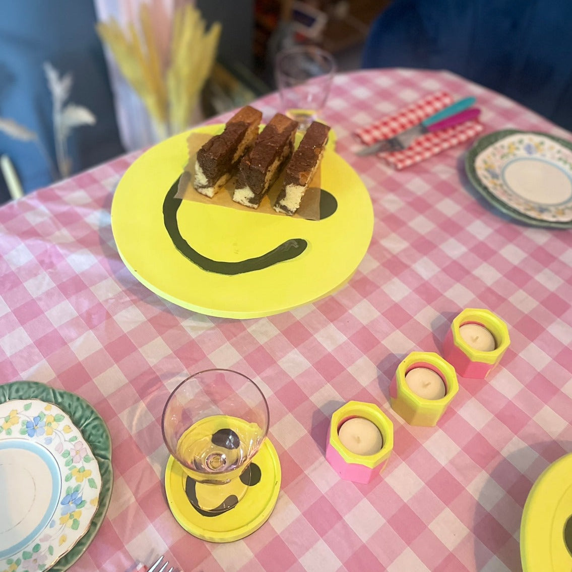 Smiley Cake Stand - Medium