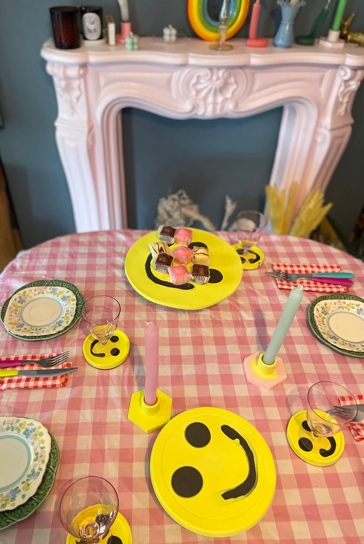 Smiley Cake Stand - Medium